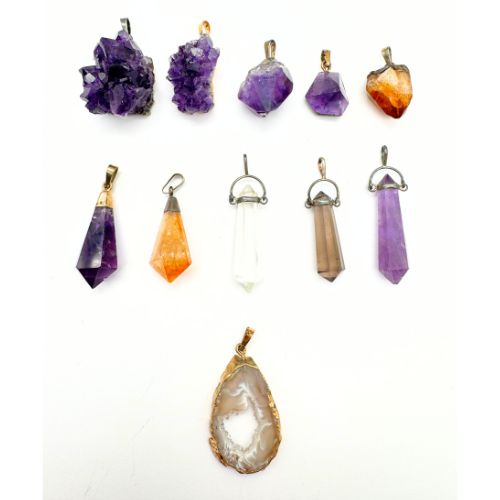 LOT DE 11 PENDENTIFS DIVERS